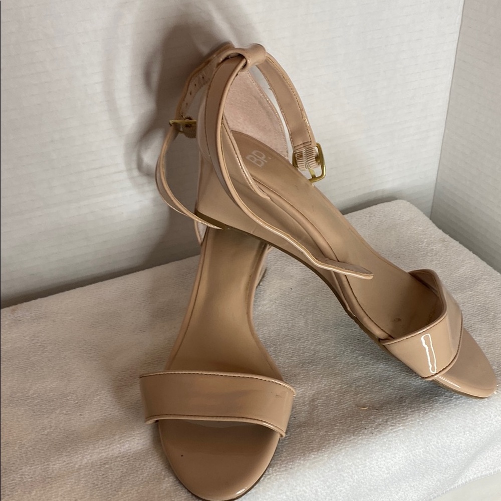 bp Tan Heels with Classic Design